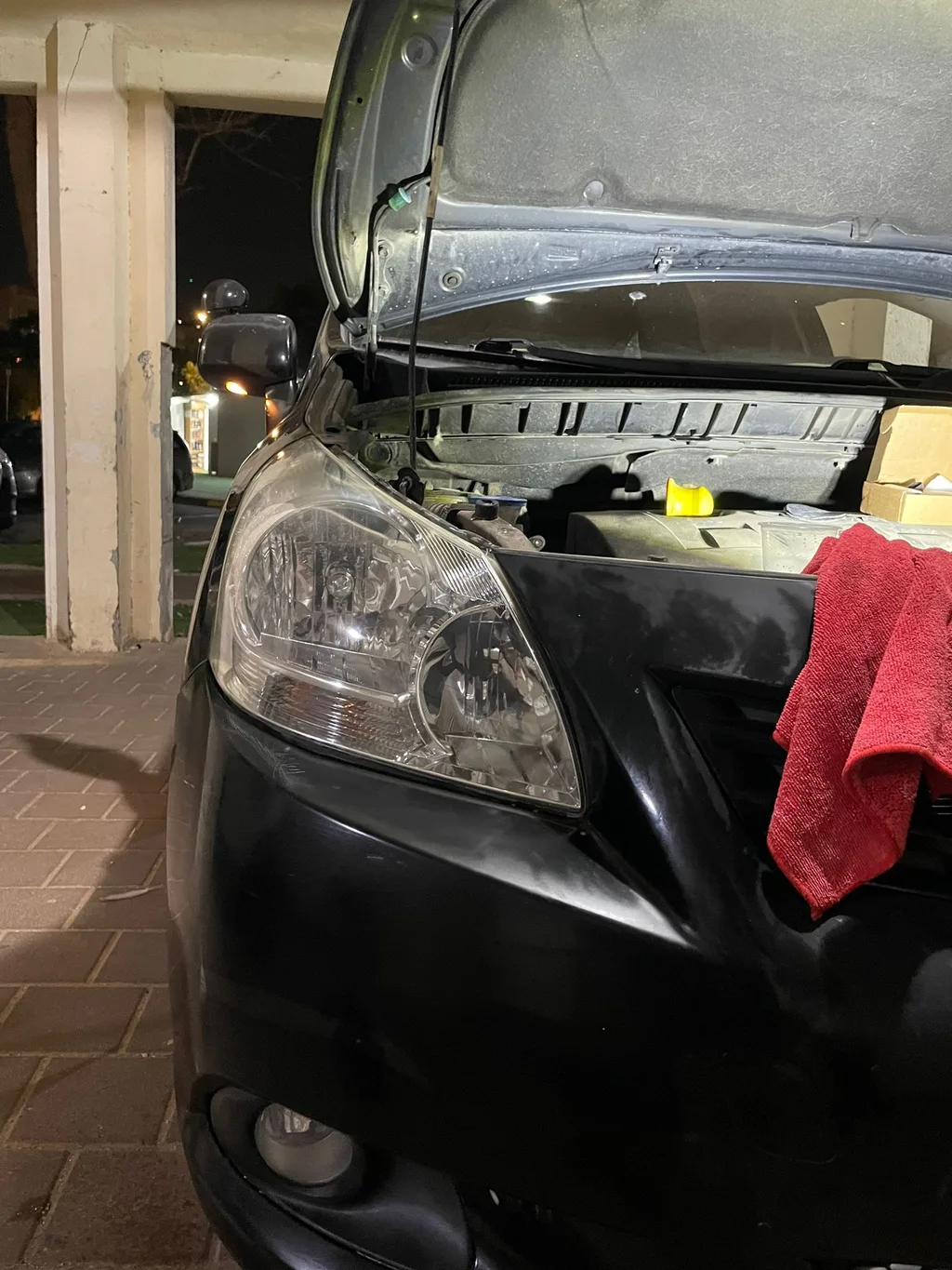 פנס רכב צלול ומבריק אחרי חידוש מקצועי — צילום אמיתי
