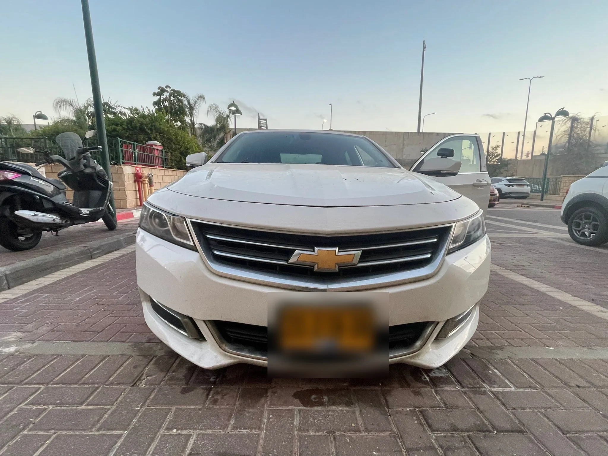 שברולט אימפלה לבנה לפני חידוש פנסים — מבט חזית מלא
