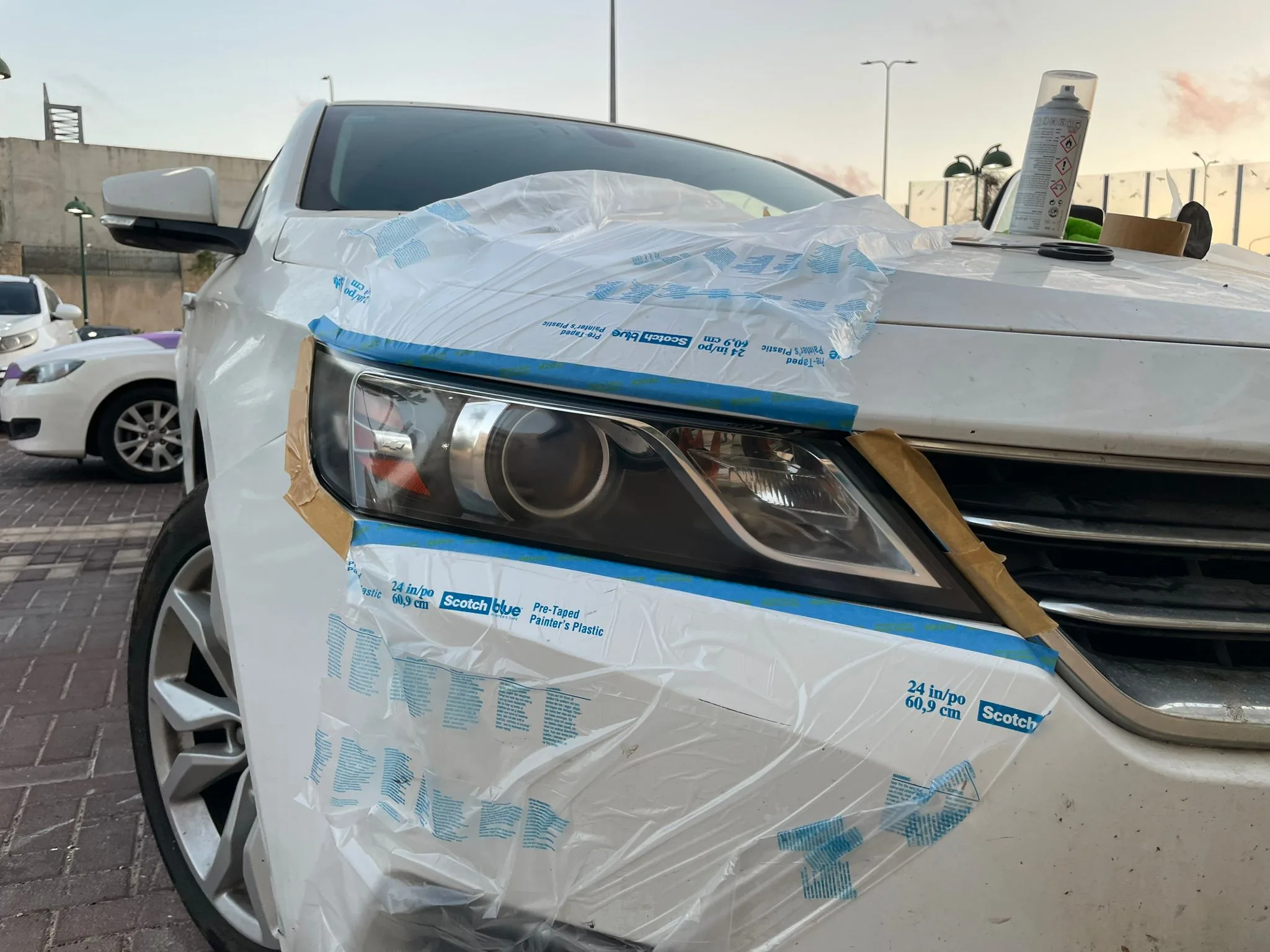 חידוש פנס שברולט אימפלה — בידוד האזור בנייר מיסוך לפני ליטוש