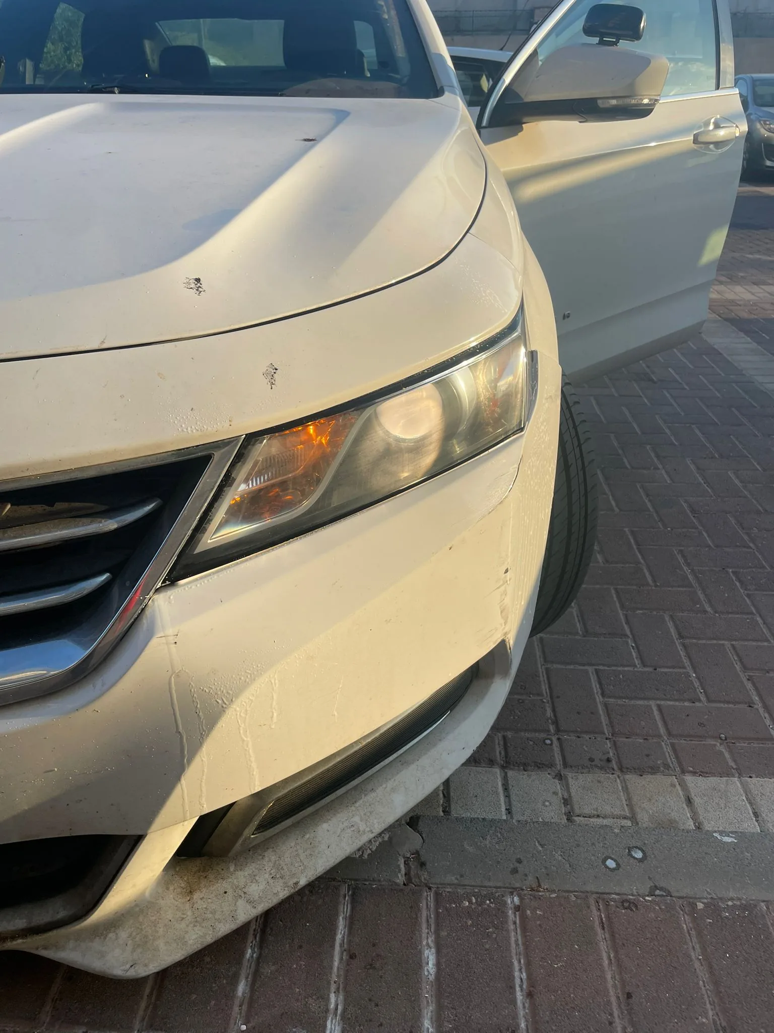 פנס שברולט אימפלה מצהיב לפני חידוש — צילום אמיתי מקרוב